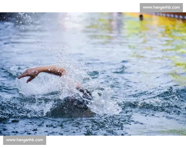 雨幕中的泳者：拥抱自然的清凉仪式